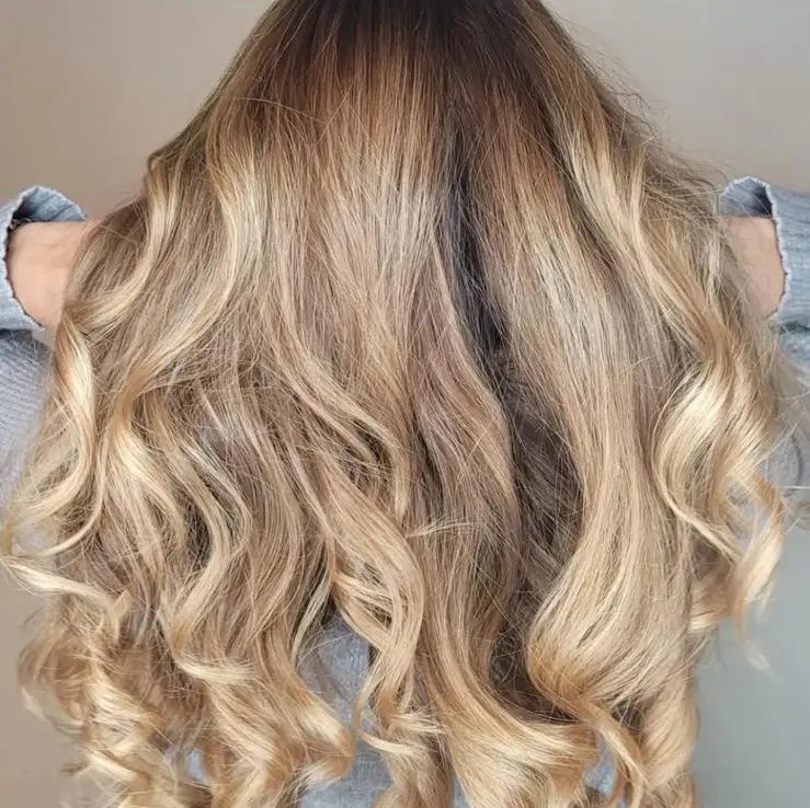 insta2 Langes, gewelltes, blondes Haar mit dunklerem Ansatz - ein echter Friseur.