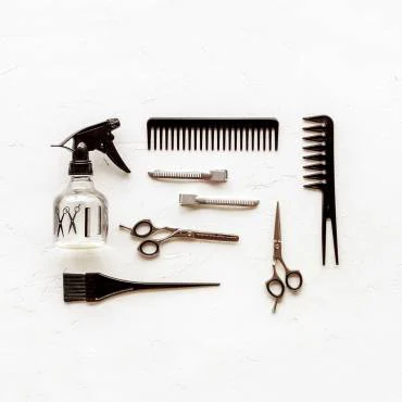 hairdresser-4-zxc-5 Verschiedene Friseurwerkzeuge, inspiriert von Haartrend Villa Reichardt, auf weißem Hintergrund.